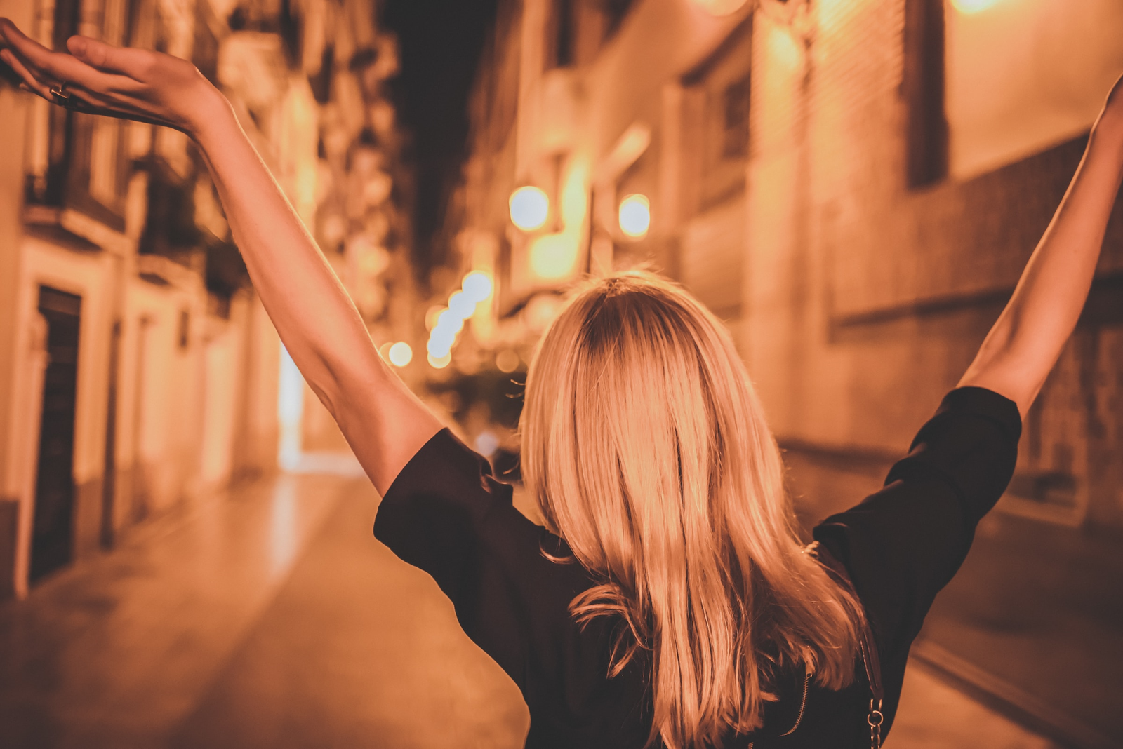 Happy Woman in the city - 2400 x 1602